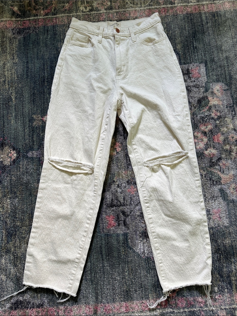 Universal Thread Off White Vintage Straight Distressed Jeans Size 4R Like New